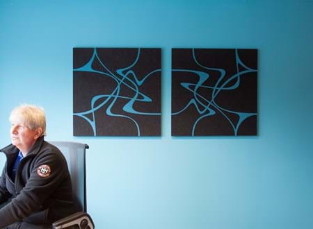 akustikmoduler Twister i filt på blå væg